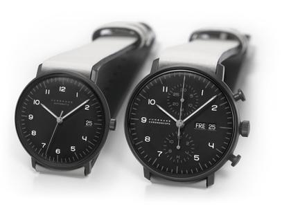 Junghans Max Bill Edition 2020 Set Chronograph und kleine Automatik – Herrenuhren Chronograph aus Edelstahl. Das Gehäuse ist rund und schwarz. Das Lederarmband ist weiß. Das Zifferblatt ist arabisch Index und schwarz. – Ansicht 4