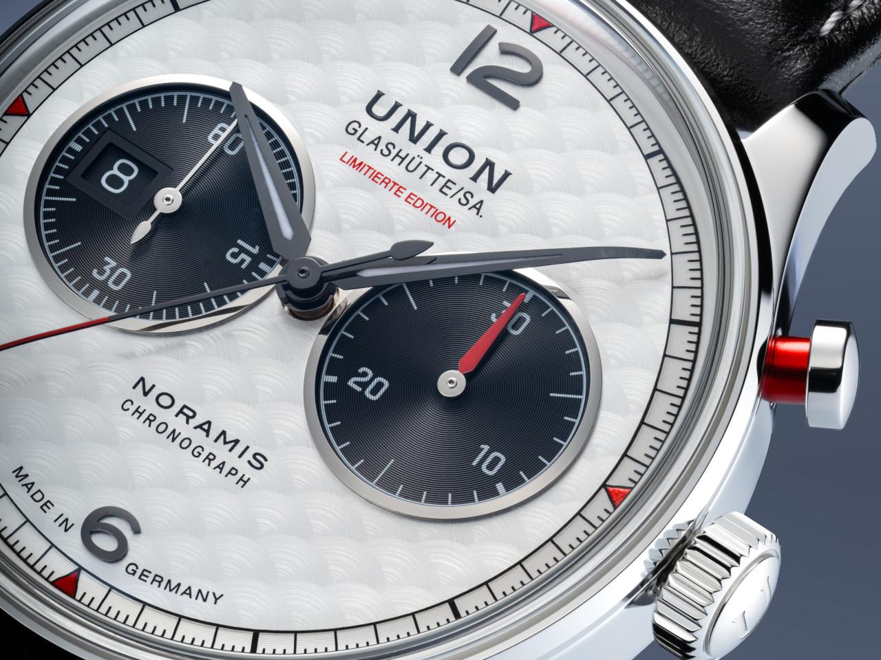 Union Glashütte Noramis Chronograph Sachsen Classic 2025 Limited Edition Automatik Edelstahl 42mm silberfarbenes Zifferblatt schwarzes Lederband – Herrenuhren Chronograph aus Edelstahl und Leder. Das Gehäuse ist rund und silber. Das Lederarmband ist schwarz. Das Zifferblatt ist arabisch Index und silber. – Ansicht 2