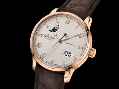 Glashütte Original Senator Excellence Panoramadatum Mondphase Automatik Rotgold 40mm silbernes Zifferblatt braunes Lederband – Herrenuhren Uhr mit Datum aus 750 Rotgold. Das Gehäuse ist rund und roségold. Das Lederarmband Kroko / Alligator ist braun. Das Zifferblatt ist römisch und silber. – Ansicht 3