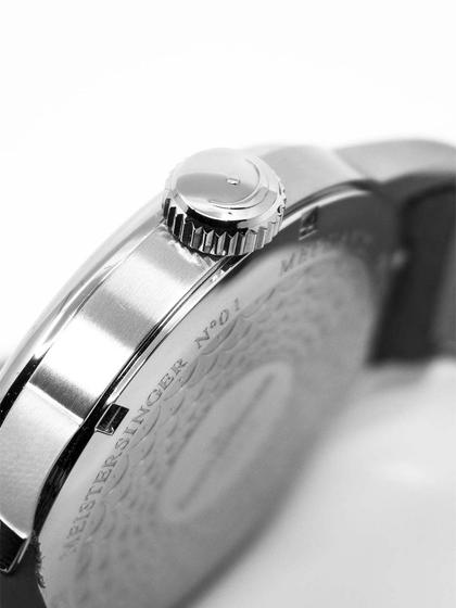 MeisterSinger No 01  Elfenbein Milanaiseband – Herrenuhren Uhr ohne Datum aus Edelstahl. Das Gehäuse ist rund und silber. Das Edelstahlarmband ist silber. Das Zifferblatt ist arabisch und beige. – Ansicht 2