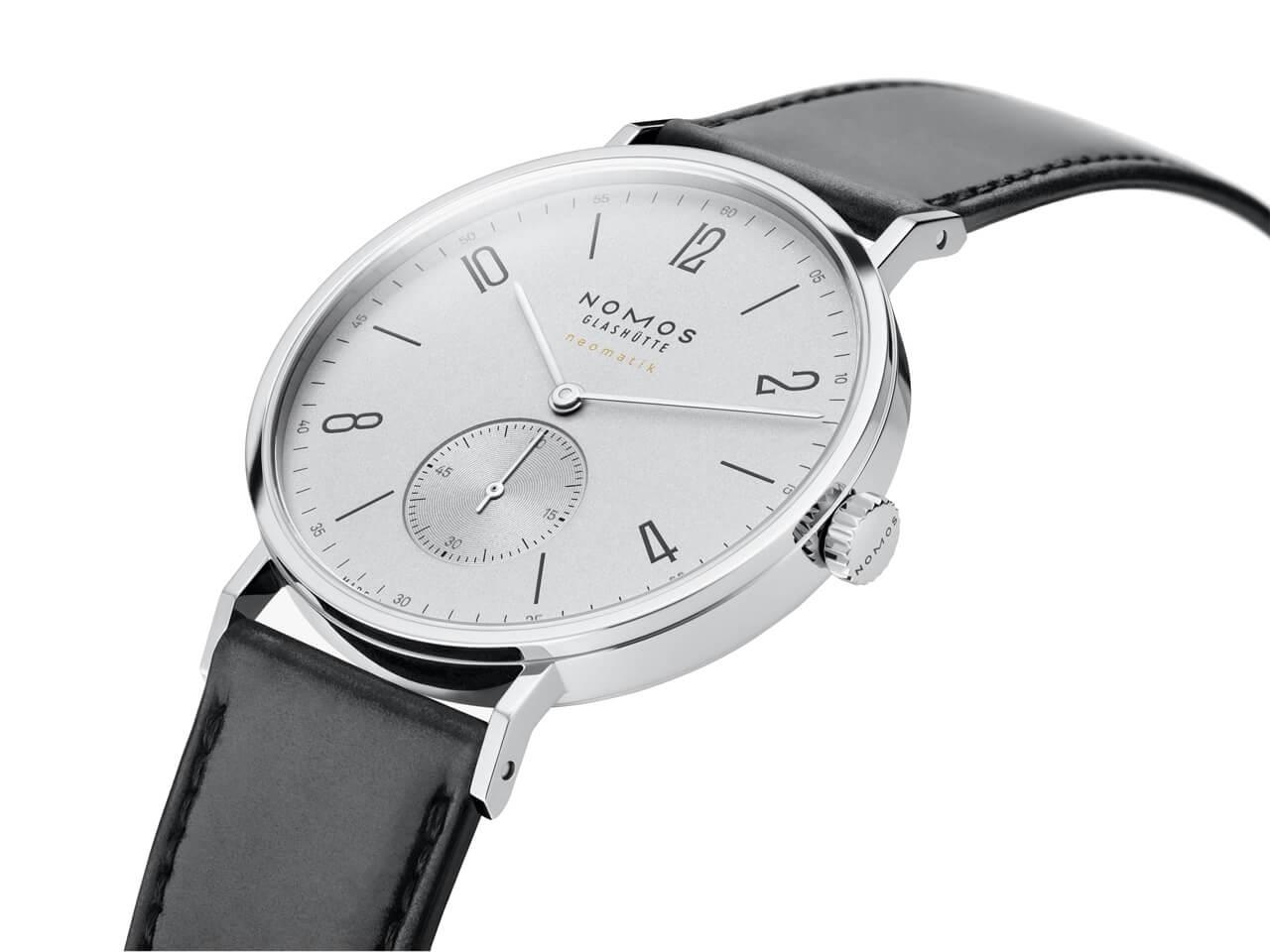 Nomos Glashütte Tangente 39 neomatik Platingrau Automatik 39mm silberfarbenes Zifferblatt schwarzes Lederband Stahlboden – Herrenuhren Uhr ohne Datum aus Edelstahl. Das Gehäuse ist rund und silber. Das Lederarmband ist schwarz. Das Zifferblatt ist arabisch Index und grau. – Ansicht 3