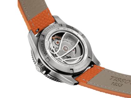 Tissot Seastar Wilson WNBA Automatik Edelstahl 40mm schwarzes Zifferblatt orangefarbenes Lederband – Herrenuhren Uhr mit Datum aus Edelstahl. Das Gehäuse ist rund und silber. Das Lederarmband ist orange. Das Zifferblatt ist ein Index in schwarz. – Ansicht 5