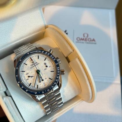 Omega Speedmaster 38 Chronograph Automatik Milano Cortina Paralympics 2026 Edelstahl 38mm weißes Zifferblatt Metallband – Herrenuhren Chronograph aus Edelstahl und Keramik. Das Gehäuse ist rund und silber. Das Edelstahlarmband ist silber. Das Zifferblatt ist ein Index in weiß. – Ansicht 3