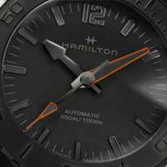 Hamilton Khaki Navy Frogman Automatic Edelstahl PVD-Schwarz 46mm schwarzes Zifferblatt Kautschukband – Herrenuhren Uhr ohne Datum aus Edelstahl und Kautschuk. Das Gehäuse ist rund und silber. Das Kautschuk / Kunststoff / Silikon Armband ist schwarz. Das Zifferblatt ist arabisch Index und schwarz. – Ansicht 4