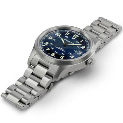 Hamilton Khaki Field Titanium Auto Titan 42mm blaues Zifferblatt Metallband – Herrenuhren Uhr ohne Datum aus Titan. Das Gehäuse ist rund und silber. Das Titanarmband ist silber. Das Zifferblatt ist arabisch und blau. – Ansicht 2