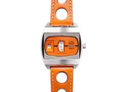 UMF Ruhla Scheibenuhr Automatik mit springender Stunde Edelstahl 41mm oranges Zifferblatt oranges Lederband limitiert – Herrenuhren Uhr ohne Datum aus Edelstahl, Keramik und Leder. Das Gehäuse ist tonneauform und silber. Das Lederarmband ist orange. Das Zifferblatt ist digital und orange.