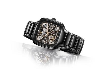 Rado True Square Open Heart Automatik Keramik 38mm skelettiertes Zifferblatt Keramikband – Herrenuhren Uhr ohne Datum aus Keramik. Das Gehäuse ist quadratisch und grau. Das Keramikarmband ist grau. Das Zifferblatt ist skelettiert und schwarz. – Ansicht 3