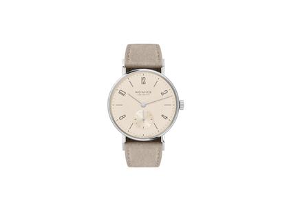 Nomos Glashütte Tangente 33 Champagner Handaufzug Edelstahl 33mm beiges Zifferblatt beiges Lederband Stahlboden – Damenuhren Uhr ohne Datum aus Edelstahl. Das Gehäuse ist rund und silber. Das Lederarmband ist beige. Das Zifferblatt ist arabisch Index und beige.
