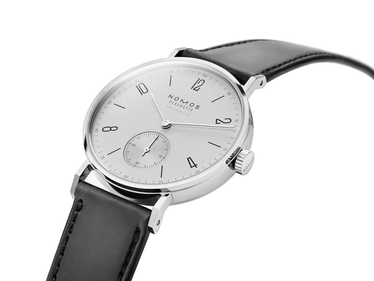 Nomos Glashütte Tangente 35 neomatik Platingrau Automatik Edelstahl 35mm graues Zifferblatt schwarzes Lederband Glasboden – Damenuhren Uhr ohne Datum aus Edelstahl. Das Gehäuse ist rund und silber. Das Lederarmband ist schwarz. Das Zifferblatt ist arabisch Index und silber. – Ansicht 3