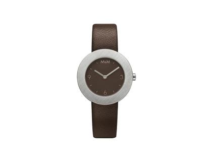 M&M Circle Line Matt Quarz Edelstahl 34mm braunes Zifferblatt braunes Lederband – Damenuhren Uhr ohne Datum aus Edelstahl. Das Gehäuse ist rund und silber. Das Lederarmband ist braun. Das Zifferblatt ist arabisch Index und braun.