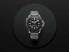 Omega Seamaster Diver 300M  Automatik Edelstahl 42mm Spectre Edition schwarzes Zifferblatt Metallband – Herrenuhren Uhr ohne Datum aus Edelstahl und Titan. Das Gehäuse ist rund und silber. Das Edelstahlarmband ist silber. Das Zifferblatt ist ein Index in schwarz. – Ansicht 5