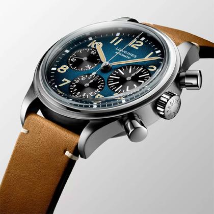 Longines Avigation Bigeye Automatik Titan 41mm blaues Zifferblatt braunes Lederband – Herrenuhren Chronograph aus Titan. Das Gehäuse ist rund und silber. Das Lederarmband ist braun. Das Zifferblatt ist arabisch und blau. – Ansicht 2