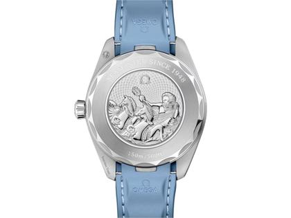 Omega Seamaster Aqua Terra 150M Automatik Edelstahl 43mm hellblaues Zifferblatt Kautschukband Summer Blue – Herrenuhren Uhr mit Datum aus Edelstahl. Das Gehäuse ist rund und silber. Das Kautschuk / Kunststoff / Silikon Armband ist blau. Das Zifferblatt ist ein Index in blau. – Ansicht 2
