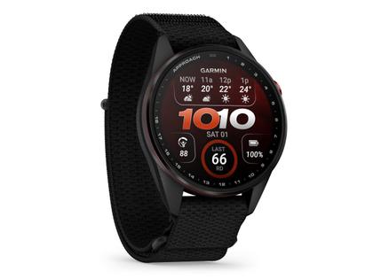 Garmin Approach S72 Titan Schwarz-DLC 47mm digitales Display schwarzes Textilband – Herrenuhren Uhr Multifunktion aus Keramik und Kunststoff. Das Gehäuse ist rund und schwarz. Das Textilarmband ist schwarz. Das Zifferblatt ist digital und schwarz. – Ansicht 5