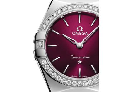 Omega Constellation Quarz Edelstahl 28mm rotes Zifferblatt mit Brillanten Metallband – Damenuhren Uhr ohne Datum aus Edelstahl. Das Gehäuse ist rund und silber. Das Edelstahlarmband ist silber. Das Zifferblatt ist ein Index in rot. – Ansicht 2