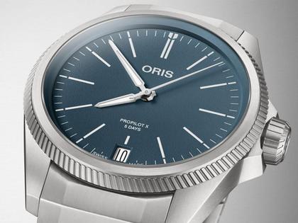 Oris Pro Pilot X Calibre 400 Automatik Titan 39mm blaues Zifferblatt Metallband – Herrenuhren Uhr mit Datum aus Titan. Das Gehäuse ist rund und silber. Das Titanarmband ist silber. Das Zifferblatt ist ein Index in blau. – Ansicht 2