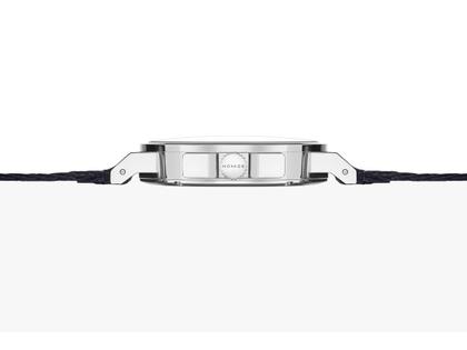 Nomos Glashütte Ahoi neomatik 38 Datum Automatik Edelstahl silbernes Zifferblatt dunkelblaues Textilband Stahlboden – Herrenuhren Uhr mit Datum aus Edelstahl. Das Gehäuse ist rund und silber. Das Textilarmband ist blau. Das Zifferblatt ist arabisch Index und silber. – Ansicht 2