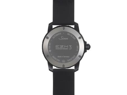 Sinn Spezialuhren EZM 3 S Automatik Edelstahl 41mm schwarzes Zifferblatt Metallband – Herrenuhren Uhr mit Datum aus Edelstahl. Das Gehäuse ist rund und schwarz. Das Edelstahlarmband ist schwarz. Das Zifferblatt ist arabisch Index und schwarz. – Ansicht 2