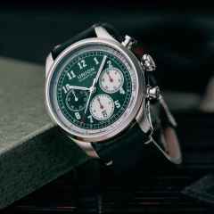 Union Glashütte Belisar Chronograph Automatik Edelstahl 44mm weiß-grünes Zifferblatt grünes Lederband – Herrenuhren Chronograph aus Edelstahl. Das Gehäuse ist rund und silber. Das Lederarmband ist grün. Das Zifferblatt ist arabisch Index und grün. – Ansicht 3