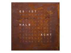 Qlocktwo Earth 90 Creator's Edition Rust mit weiß lackiertem Holz – Großuhren Wanduhr aus Edelstahl. Das Zifferblatt ist digital und braun.