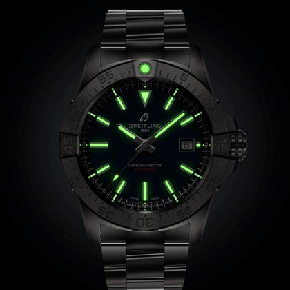 Breitling Avenger Automatik 42 Edelstahl blaues Zifferblatt Metallband – Herrenuhren Uhr mit Datum aus Edelstahl. Das Gehäuse ist rund und silber. Das Edelstahlarmband ist silber. Das Zifferblatt ist ein Index in blau. – Ansicht 6