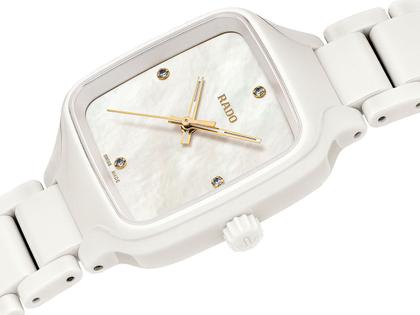 Rado True Square Quarz Keramik weiß Perlmutt Keramikband mit Brillanten – Damenuhren Uhr ohne Datum aus Keramik. Das Gehäuse ist quadratisch und weiß. Das Keramikarmband ist weiß. Das Zifferblatt ist ein Index in weiß. – Ansicht 2