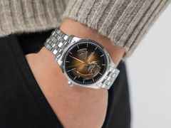 Hamilton Jazzmaster Open Heart Automatik Edelstahl 40mm braunes Zifferblatt Metallband – Herrenuhren Uhr ohne Datum aus Edelstahl. Das Gehäuse ist rund und silber. Das Edelstahlarmband ist silber. Das Zifferblatt ist ein Index in braun. – Ansicht 5