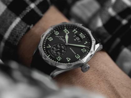 Junghans Meister Pilot Automatic Edelstahl 43mm graues Zifferblatt schwarzes Lederband – Herrenuhren Uhr mit Datum aus Edelstahl und Leder. Das Gehäuse ist rund und grau. Das Lederarmband ist schwarz. Das Zifferblatt ist arabisch Index und grau. – Ansicht 4