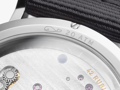 Nomos Glashütte Ahoi neomatik 38 Datum Atlantik Automatik Edelstahl dunkelblaues Zifferblatt dunkelblaues Textilband Glasboden – Herrenuhren Uhr mit Datum aus Edelstahl. Das Gehäuse ist rund und silber. Das Textilarmband ist blau. Das Zifferblatt ist arabisch Index und blau. – Ansicht 8
