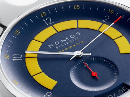 Nomos Glashütte Autobahn neomatik Automatik 41 mm Datum Director's Cut Limited Edition A7 – Herrenuhren Uhr mit Datum aus Edelstahl. Das Gehäuse ist rund und silber. Das Edelstahlarmband ist silber. Das Zifferblatt ist arabisch Index und blau. – Ansicht 3