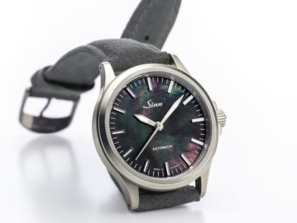 Sinn Spezialuhren 556 I Perlmutt S Automatik Edelstahl 38,5mm Perlmutt-Zifferblatt graues Lederband – Damenuhren Uhr ohne Datum aus Edelstahl. Das Gehäuse ist rund und silber. Das Lederarmband ist grau. Das Zifferblatt ist ein Index in schwarz. – Ansicht 2