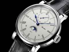 Erwin Sattler Classica Lunaris Automatik Edelstahl 44mm silbernes Zifferblatt schwarzes Lederband – Herrenuhren Uhr ohne Datum aus Edelstahl. Das Gehäuse ist rund und silber. Das Lederarmband ist schwarz. Das Zifferblatt ist ein Index in silber. – Ansicht 3