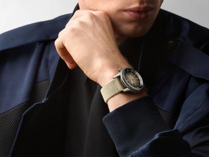 Longines Legend Diver Automatik Edelstahl 42mm beiges Zifferblatt beiges Lederband – Herrenuhren Uhr mit Datum aus Edelstahl. Das Gehäuse ist rund und silber. Das Textilarmband ist beige. Das Zifferblatt ist arabisch Index und beige. – Ansicht 4