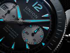 Union Glashütte Noramis Chronograph Sport Automatik Edelstahl 43mm graues Zifferblatt schwarzes Textilband – Herrenuhren Chronograph aus Edelstahl und Keramik. Das Gehäuse ist rund und silber. Das Textilarmband ist schwarz. Das Zifferblatt ist arabisch Index und anthrazit. – Ansicht 2