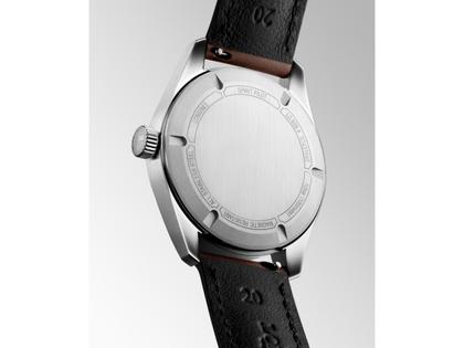 Longines Spirit Pilot Automatik Edelstahl 39mm schwarzes Zifferblatt braunes Lederband – Herrenuhren Uhr ohne Datum aus Edelstahl und Leder. Das Gehäuse ist rund und silber. Das Lederarmband ist braun. Das Zifferblatt ist arabisch und schwarz. – Ansicht 3