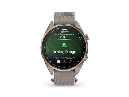 Garmin Approach S72 Titan Grau-DLC 43mm digitales Display graues Textilband – Herrenuhren Uhr Multifunktion aus Keramik und Kunststoff. Das Gehäuse ist rund und grau. Das Textilarmband ist grau. Das Zifferblatt ist digital und schwarz.