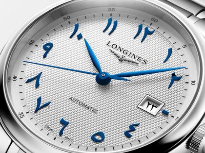 Longines Master Collection Arabic Dial Automatik Edelstahl 41mm silbernes Zifferblatt Metallband – Herrenuhren Uhr mit Datum aus Edelstahl. Das Gehäuse ist rund und silber. Das Edelstahlarmband ist silber. Das Zifferblatt ist arabisch und silber. – Ansicht 2