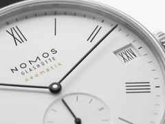 Nomos Glashütte Ludwig Neomatik 41 Datum 75 Jahre Grundgesetz Automatik Edelstahl 41mm weißes Zifferblatt schwarzes Lederband limitiert – Herrenuhren Uhr mit Datum aus Edelstahl und Leder. Das Gehäuse ist rund und silber. Das Lederarmband ist schwarz. Das Zifferblatt ist römisch Index und weiß. – Ansicht 5