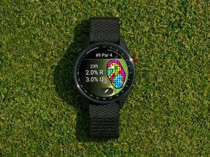 Garmin Approach S72 Titan Schwarz-DLC 47mm digitales Display schwarzes Textilband – Herrenuhren Uhr Multifunktion aus Keramik und Kunststoff. Das Gehäuse ist rund und schwarz. Das Textilarmband ist schwarz. Das Zifferblatt ist digital und schwarz. – Ansicht 8