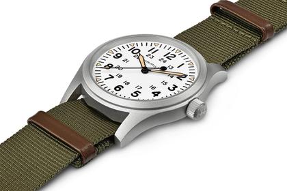 Hamilton Khaki Field Mechanical Handaufzug Edelstahl 42mm weißes Zifferblatt olivgrünes Textilband – Herrenuhren Uhr ohne Datum aus Edelstahl. Das Gehäuse ist rund und silber. Das Textilarmband ist grün. Das Zifferblatt ist arabisch und weiß. – Ansicht 2