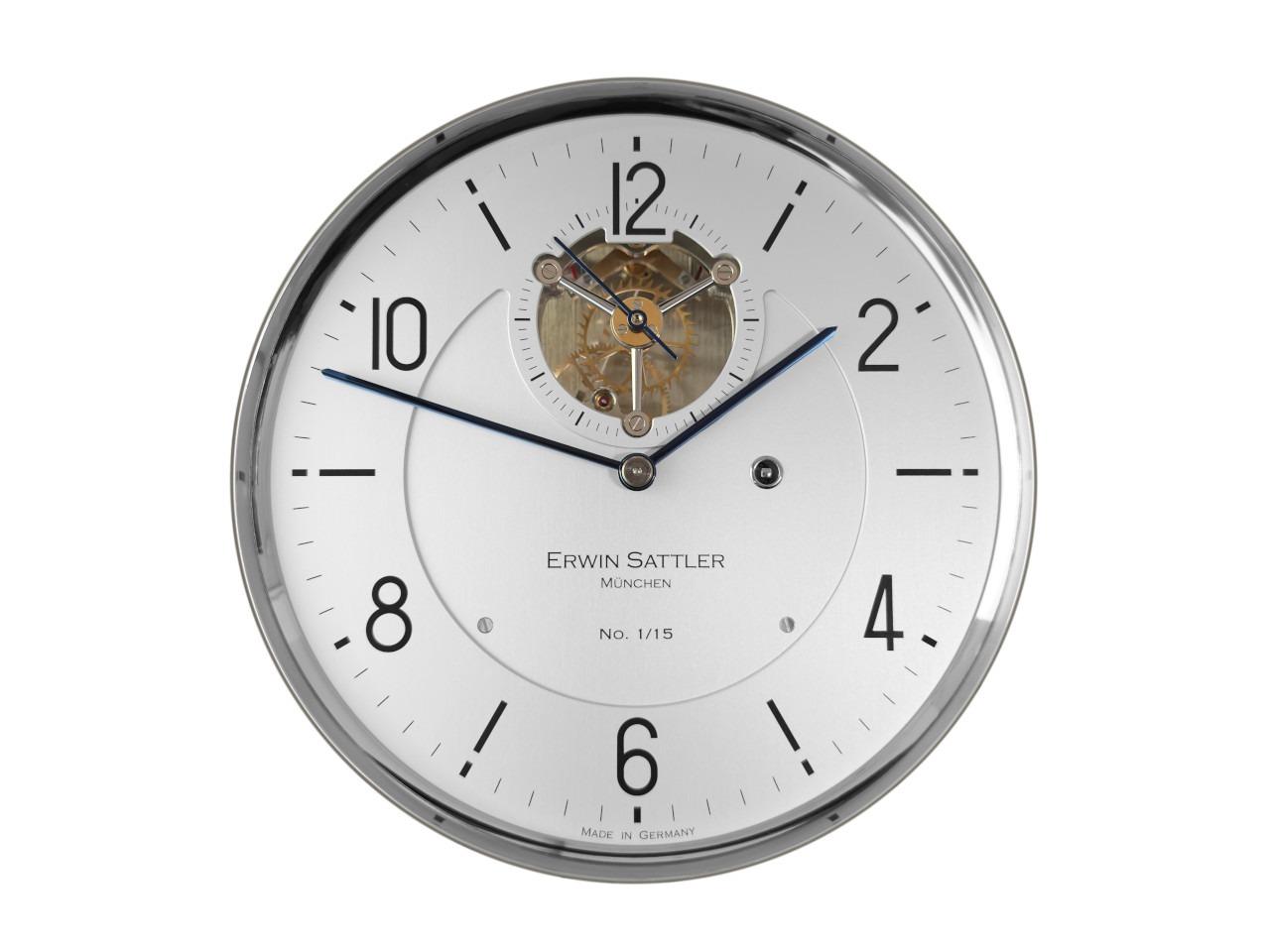 Erwin Sattler Wand-Präzisionspendeluhr Metallica 1799 Handaufzug weißes Zifferblatt limitiert – Großuhren Wanduhr aus Edelstahl und Holz. Das Gehäuse ist rund und schwarz. Das Zifferblatt ist arabisch Index und weiß. – Ansicht 2