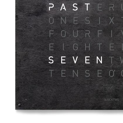 Qlocktwo Earth 90 Creator's Edition Metamorphite mit weiß lackiertem Holz – Großuhren Wanduhr aus Sonstiges. Das Gehäuse ist quadratisch. Das Zifferblatt ist digital und grau. – Ansicht 2
