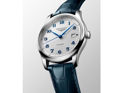 Longines Master Collection Automatik Edelstahl 41mm silbernes Zifferblatt blaues Lederband – Herrenuhren Uhr mit Datum aus Edelstahl und Leder. Das Gehäuse ist rund und silber. Das Lederarmband Kroko / Alligator ist blau. Das Zifferblatt ist arabisch und silber. – Ansicht 3