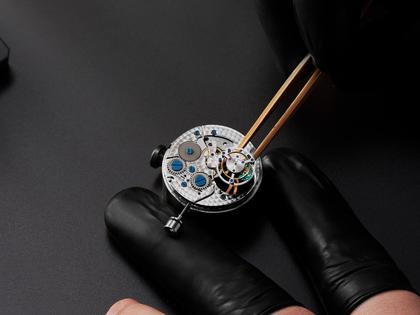 Frederique Constant Manufacture The Elements Collection 2026 limitiertes Set – Herrenuhren Uhr mit Datum aus Edelstahl und Leder. Das Gehäuse ist rund und silber. Das Armband ist ein Lederarmband Kroko / Alligator. Der Zifferblatt ist ein Index. – Ansicht 16