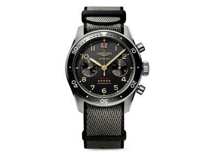 Longines Spirit Flyback Chronograph Automatik Titan 42mm graues Zifferblatt graues Textilband – Herrenuhren Chronograph aus Keramik und Titan. Das Gehäuse ist rund und silber. Das Textilarmband ist grau. Das Zifferblatt ist arabisch Index und grau.