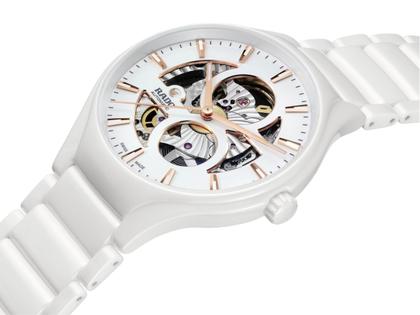 Rado True Round Automatic Open Heart Keramik 40mm weißes Zifferblatt weißes Keramikband – Herrenuhren Uhr ohne Datum aus Keramik und Titan. Das Gehäuse ist rund und weiß. Das Keramikarmband ist weiß. Das Zifferblatt ist ein Index in weiß. – Ansicht 2