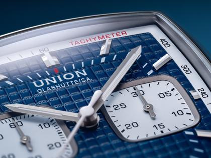 Union Glashütte Averin Chronograph Automatik Edelstahl 41mm blaues Zifferblatt blaues Kautschukband blaues Lederband – Herrenuhren Chronograph aus Edelstahl, Kautschuk und Leder. Das Gehäuse ist quadratisch und silber. Das Lederarmband ist grau. Das Zifferblatt ist ein Index in blau. – Ansicht 7