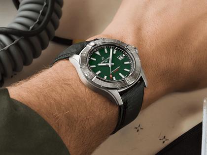 Breitling Avenger Automatik 42 Edelstahl grünes Zifferblatt dunkelgrünes Lederband – Herrenuhren Uhr mit Datum aus Edelstahl und Leder. Das Gehäuse ist rund und silber. Das Lederarmband ist grün. Das Zifferblatt ist ein Index in grün. – Ansicht 5