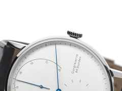 Nomos Glashütte Lambda 42 Handaufzug Weißgold 42mm weißes Zifferblatt schwarzes Lederband – Herrenuhren Uhr ohne Datum aus 750 Weißgold und Leder. Das Gehäuse ist rund und silber. Das Lederarmband ist schwarz. Das Zifferblatt ist ein Index in weiß. – Ansicht 3