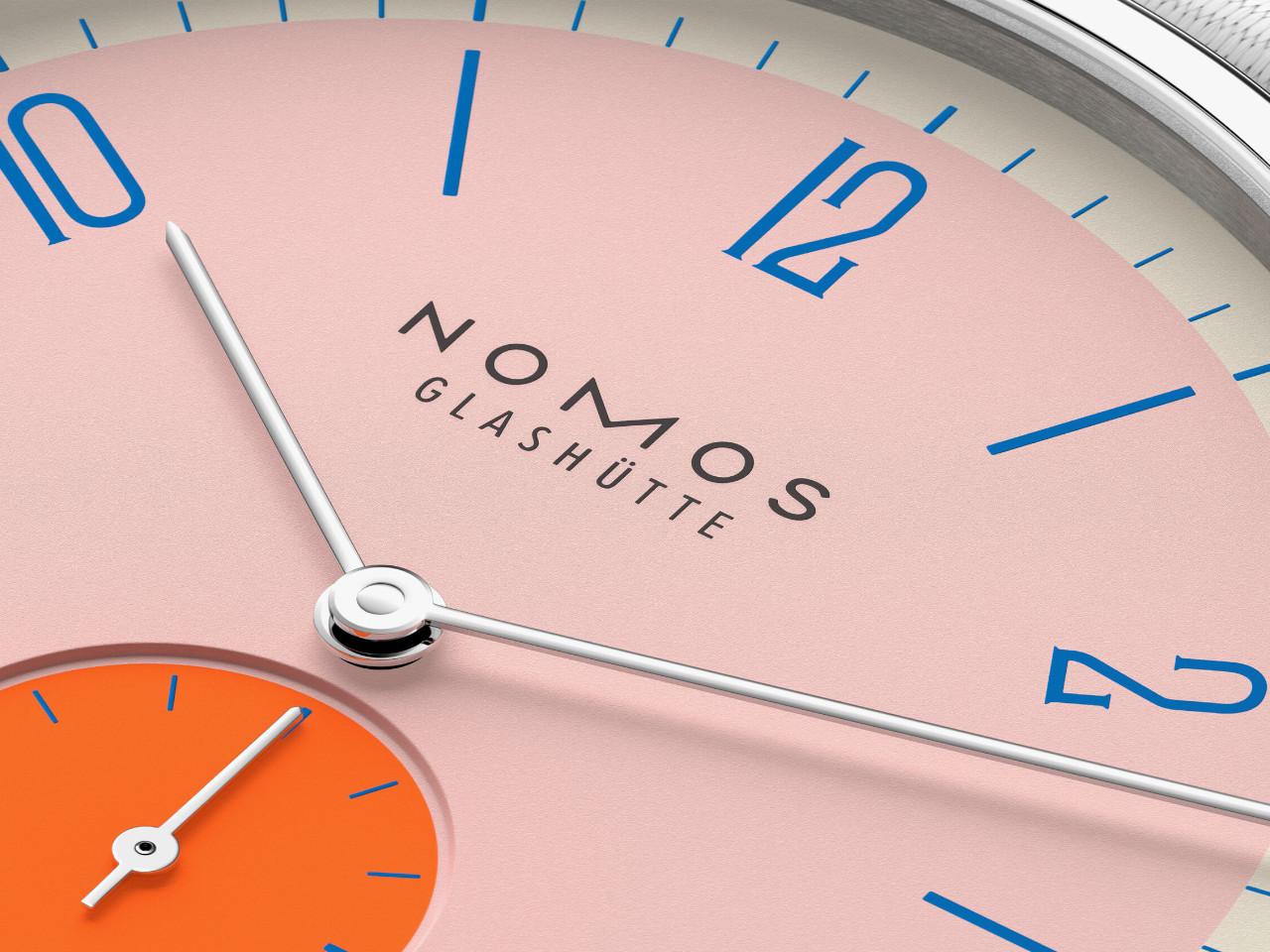 Nomos Glashütte Tangente 38 Datum "175 Years Watchmaking - Flamingopink" Handaufzug Edelstahl rosa Zifferblatt graues Textilband Glasboden – Herrenuhren Uhr mit Datum aus Edelstahl. Das Gehäuse ist rund und silber. Das Textilarmband ist grau. Das Zifferblatt ist arabisch Index und rosa. – Ansicht 6